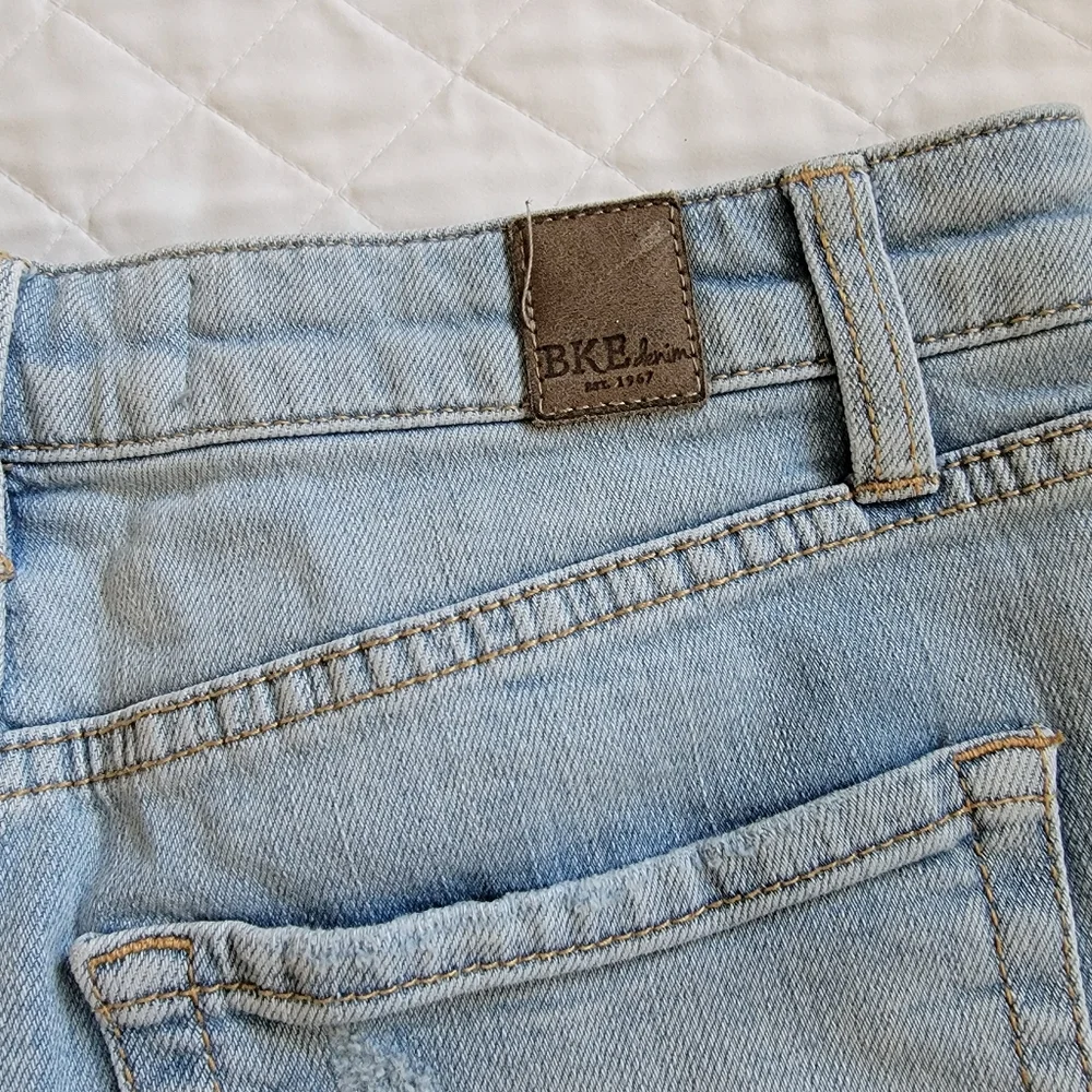 BKE denim distressed Stella high rise shorts. Sz 26 - Picture 3 of 6
